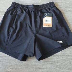 NWT The North Face Women TNF Black Wander Shorts! Size S.